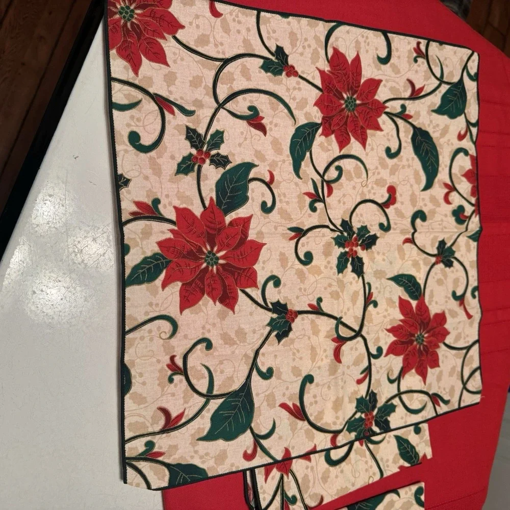 Christmas Red Table Cloth 56x80  And 4 Poinsettia Napkins 17x17‎ Traditional